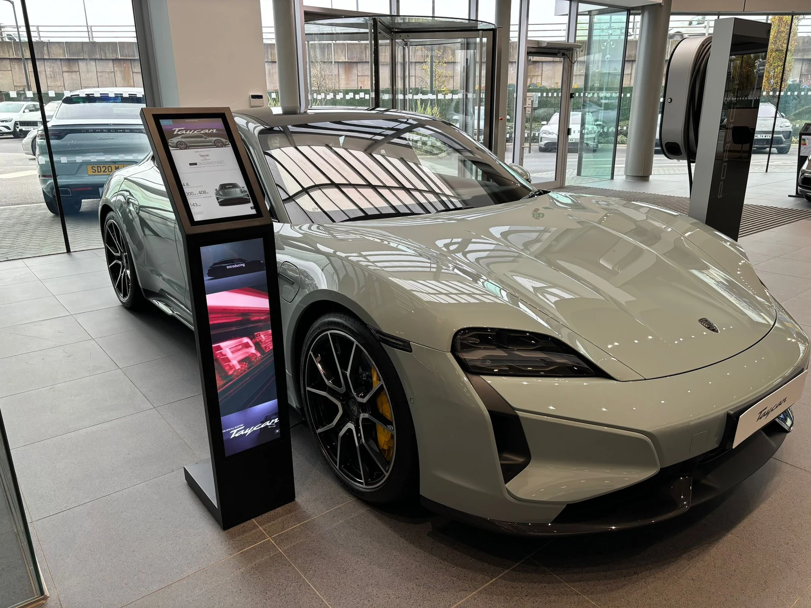 Dvojdisplejový panel pri Porsche Taycan v autosalóne – fotografia výrobcu